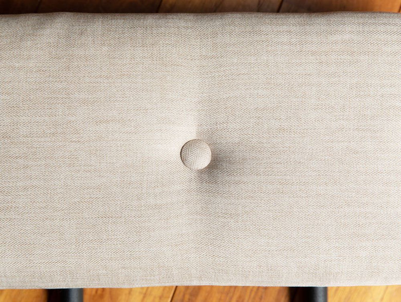 アデペシュのサムノルドオプションアーム。堅木オーク突板とスチールパイプを使用した茶色と灰色の木製家具。