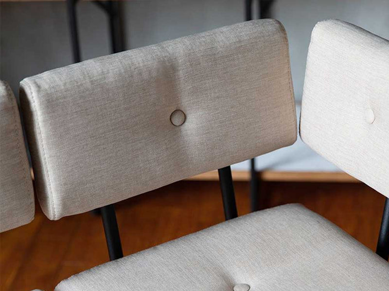 オーク突板とスチールを使用したグレーのサムノルドオプションアーム椅子の静物写真