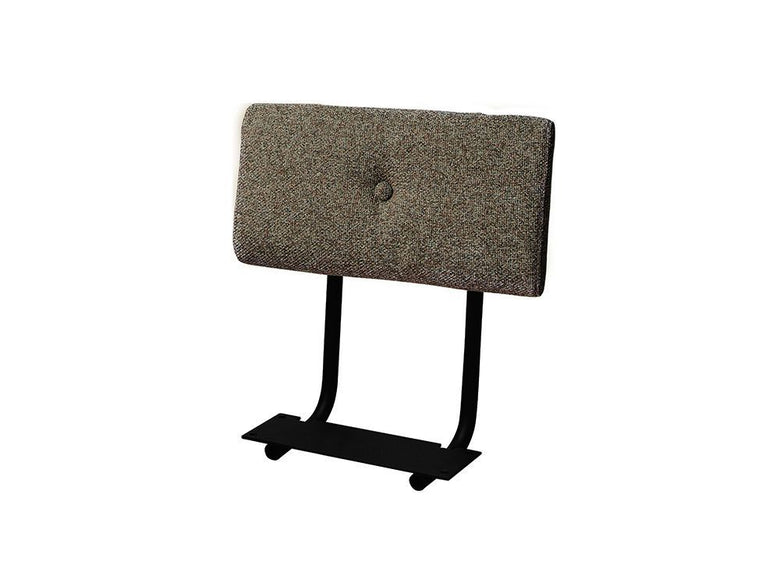 天然素材を使用したサムノルド オプションアームの詳細写真。スチールパイプとオーク突板が特徴