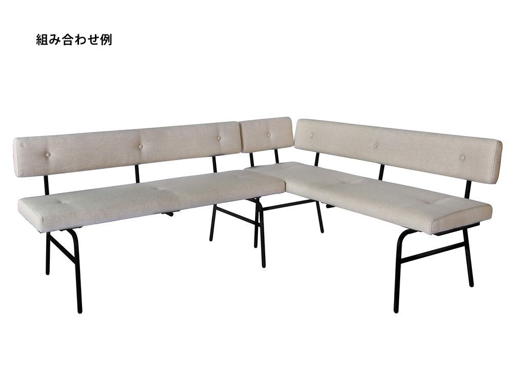 アデペシュのサムノルドオプションアーム付き屋外用木製チェア。オーク突板とスチールパイプフレームに木目塗装が施されています。