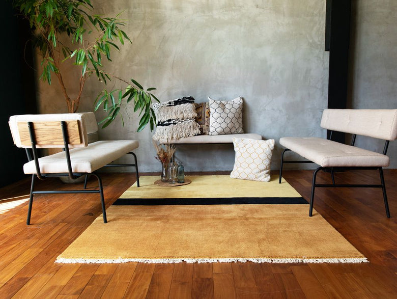 灰色の木製フローリングの上に配置されたadepecheのサムノルドチェアのインテリア写真