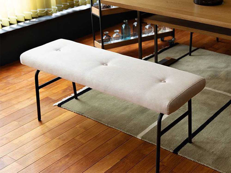 オーク突板とスチールパイプで作られたスタイリッシュな屋外用クッションベンチ