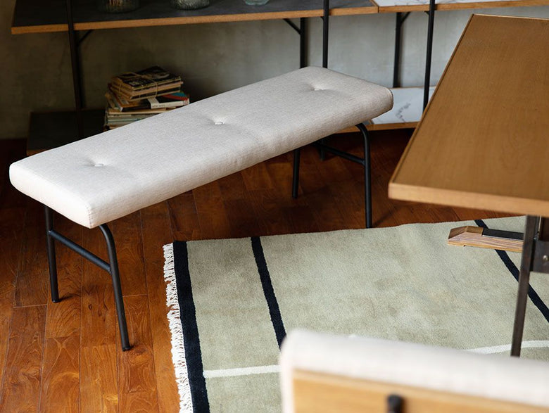 オーク突板とスチールフレームで作られたサムノルド クッションベンチ