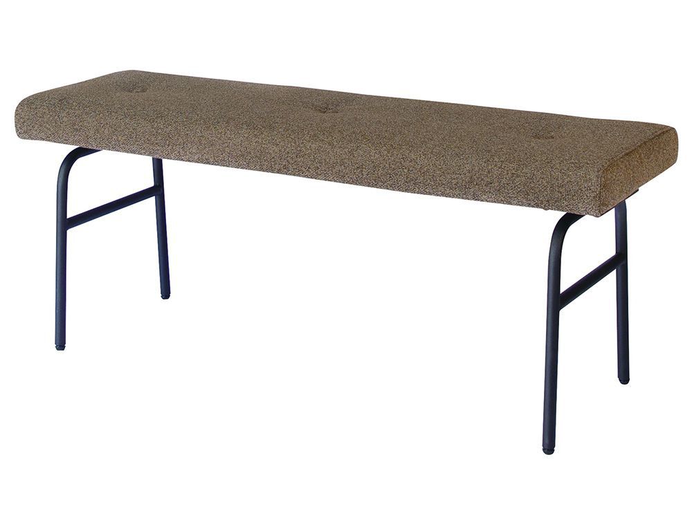 オーク突板とスチールパイプで作られたアデペシュのサムノルドクッションベンチが、木製の床上に配置された屋外用家具