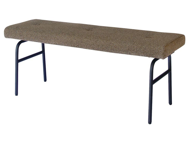 オーク突板とスチールパイプで作られたアデペシュのサムノルドクッションベンチが、木製の床上に配置された屋外用家具