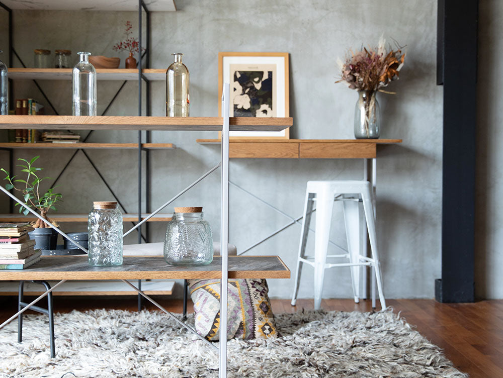 アデペシュPOLオープンシェルフ。木製の複数棚が室内に設置され、ハウスプラントが並んでいます。