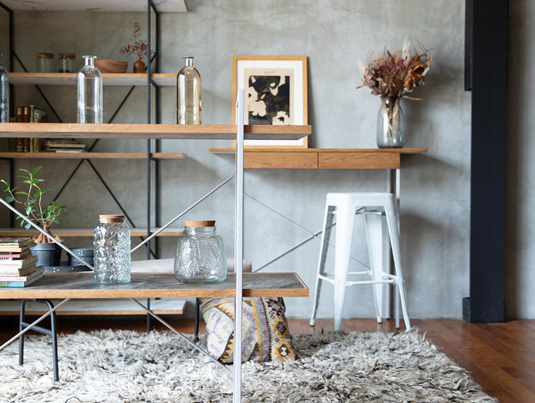 アデペシュPOLオープンシェルフ。木製の複数棚が室内に設置され、ハウスプラントが並んでいます。