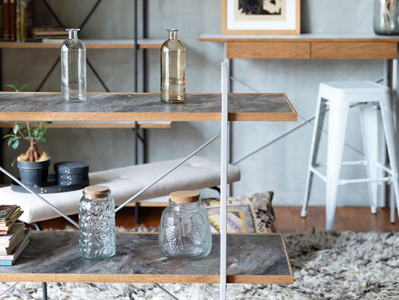 【adepeche/アデペシュ】POL ポル オープンシェルフ。スチールフレームとオーク無垢材の棚に観葉植物や花鉢が配置されたモダンなデザイン