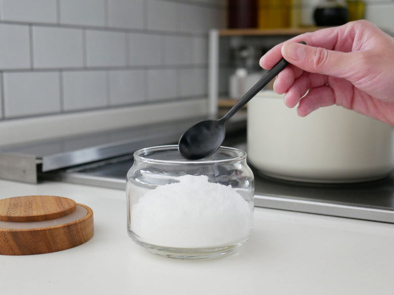 CHABATREEのサイノシュアジャーとロータスティーサーバーが食器や調理器具と共にテーブルに美しく並べられたキッチンシーン