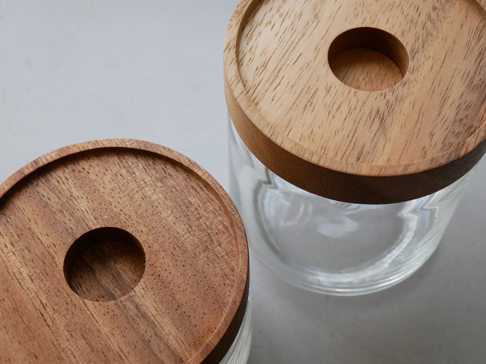 CHABATREEのサイノシュア ジャーとロータスティーサーバー。透明なソーダガラス製の瓶にアカシア製の蓋がセットされたデザイン。