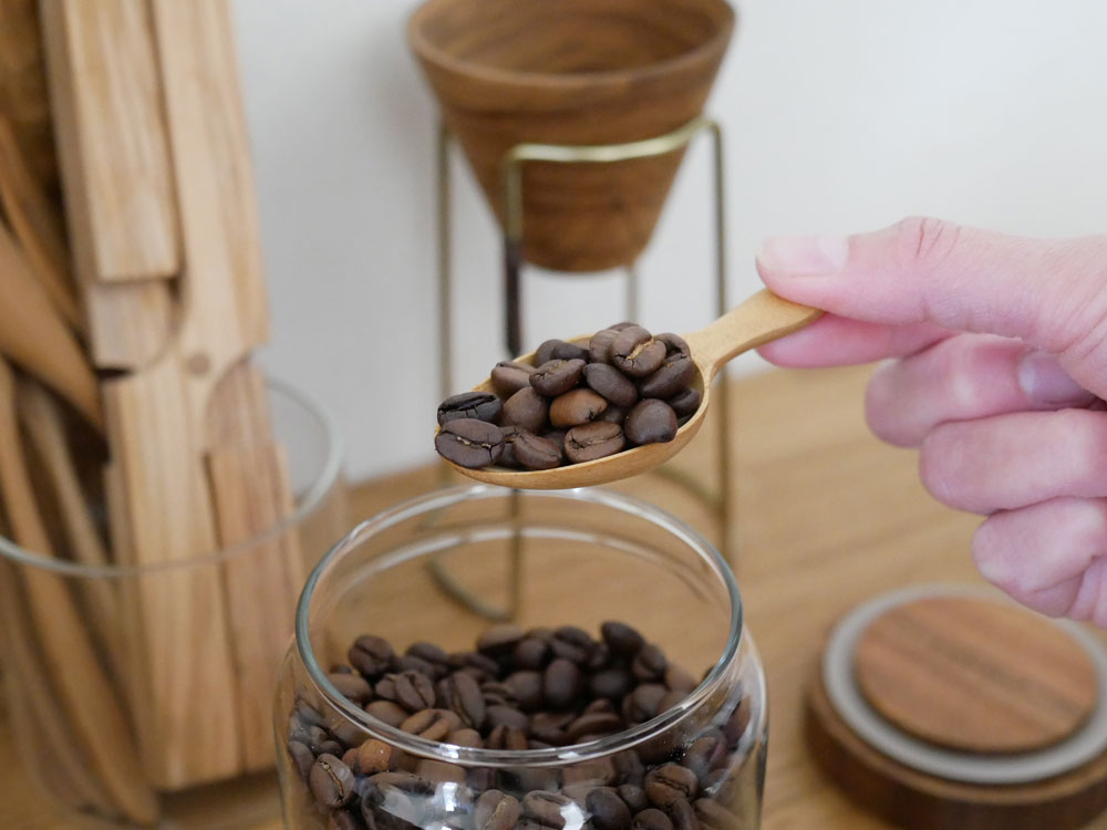 CHABATREEのサイノシュア ジャーとロータスティーサーバーのセット。コロンガラス製ジャーとチーク材サーバーが美しく並べられたテーブルウェア。