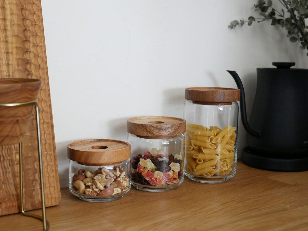 CHABATREEのサイノシュアジャー（L、M、S）とロータスティーサーバーがキッチンテーブルに並べられている様子