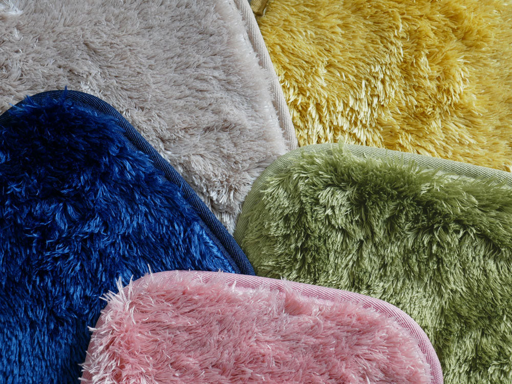 柔らかいマイクロファイバー製のコロコロチェア専用チェアパッドの上で犬がくつろいでいる