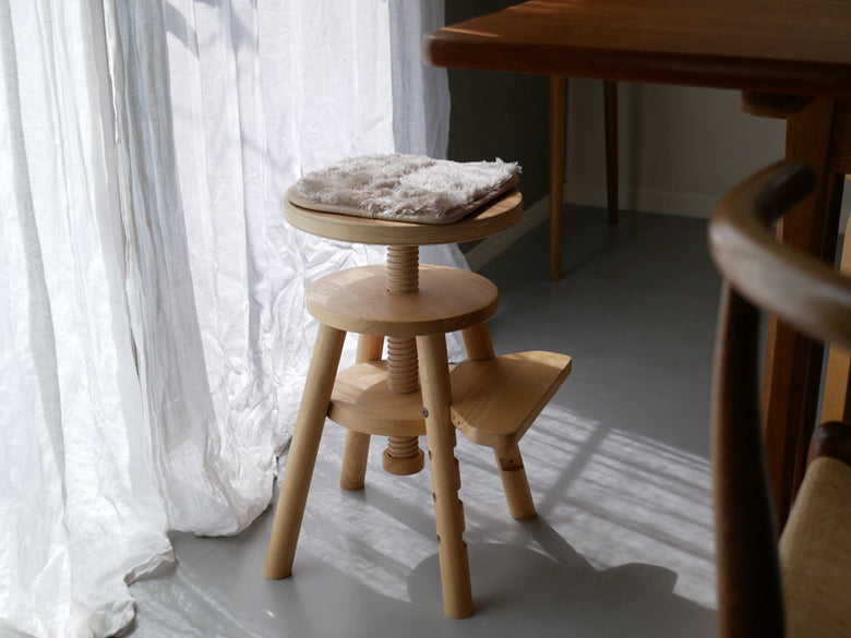 木製バースツールに敷かれたホップルのコロコロチェア専用チェアパッド