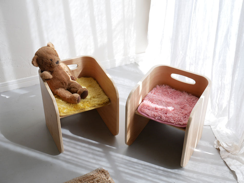 ホップルのコロコロチェア専用チェアパッドを敷いた椅子が木製床の上に配置されている様子