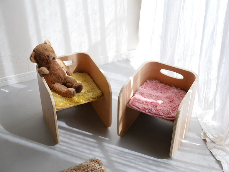 ホップルのコロコロチェア専用チェアパッドを敷いた椅子が木製床の上に配置されている様子