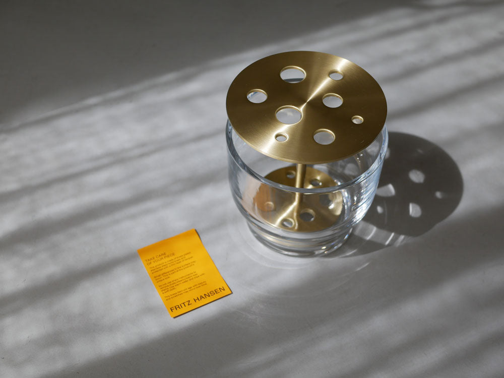 フリッツ・ハンセンの真鍮製IKEBANA花瓶、シリンダー形状で銀色に仕上げられたスタイリッシュなデザイン