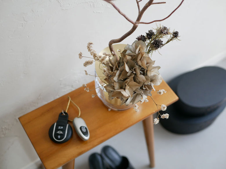 フリッツ・ハンセン IKEBANAシリーズの花器に活けられた生花のアレンジメント