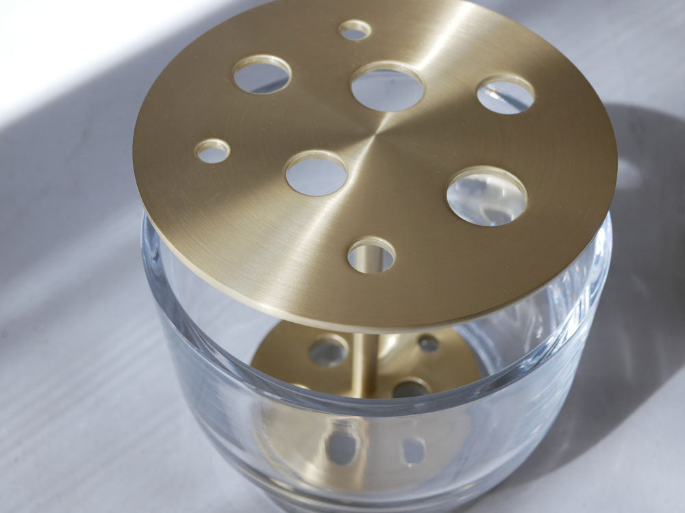 フリッツ・ハンセンのIKEBANAシリーズシリンダー型花器。真鍮とガラスを使用し、シルバーの質感が際立つデザイン