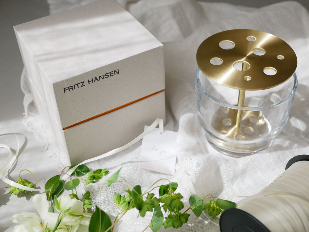 フリッツ・ハンセンのIKEBANAシリーズ、真鍮とガラスで作られたシリンダー型花瓶。ハイメ・アジョンがデザインした2016年製品