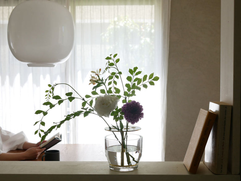 フリッツ・ハンセンのIKEBANAシリーズを使用した真鍮製花瓶に美しくアレンジされたカットフラワーの室内装飾