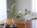 FRITZ HANSENのIKEBANA、ピンクの切花がガラスの花瓶に生けられた美しいフラワーアレンジメント