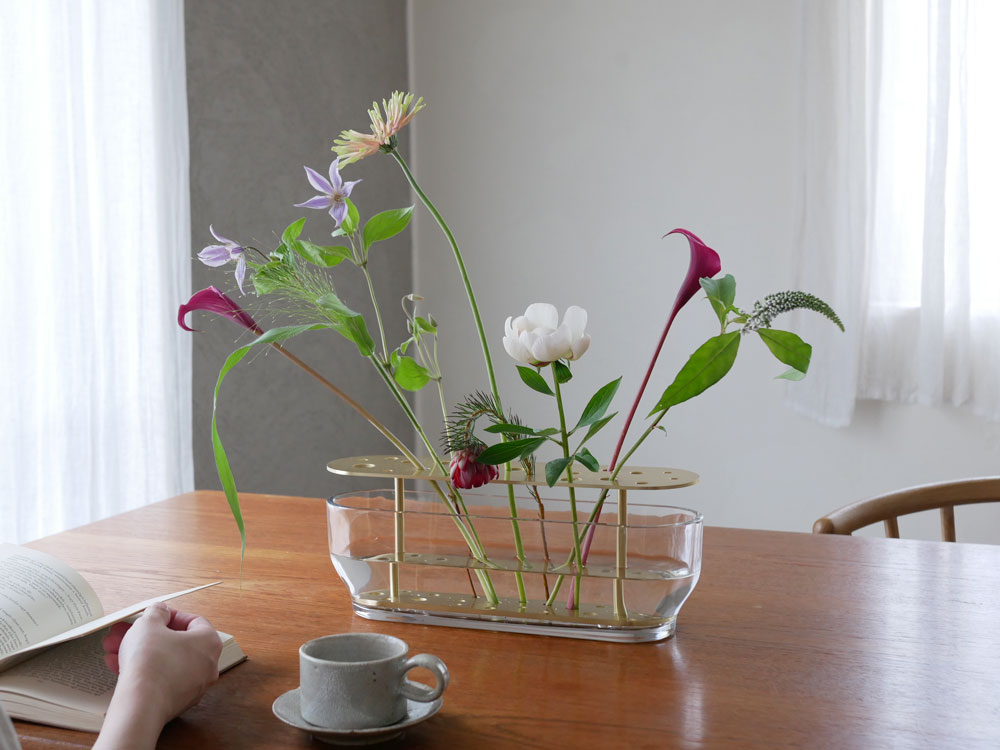 FRITZ HANSENのIKEBANA、ピンクの切花がガラスの花瓶に生けられた美しいフラワーアレンジメント