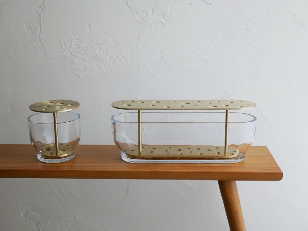 フリッツ・ハンセン製ガラスと真鍮のIKEBANA花器に美しく生けられた花のアレンジメント