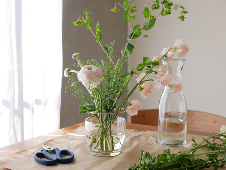 フリッツ・ハンセンのIKEBANAにピンクの切花がガラスの花瓶で美しくアレンジされた様子