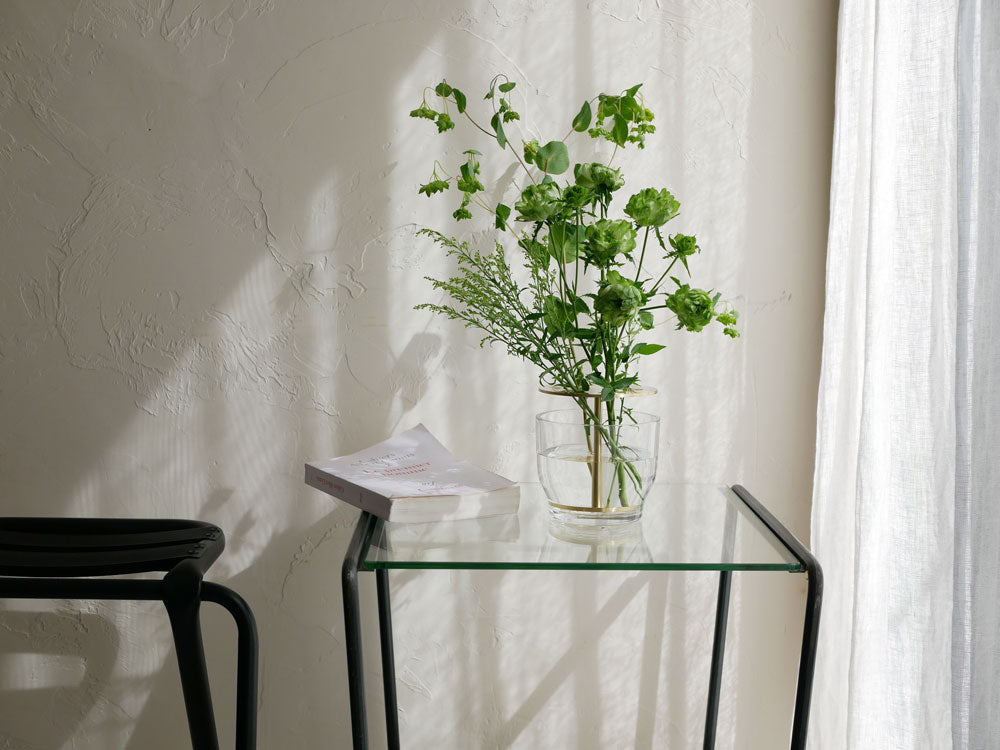 フリッツ・ハンセンのアイケバナ用花器に活けられた花束と植物の茎によるフラワーアレンジメント