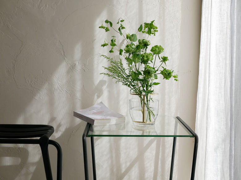 フリッツ・ハンセンのアイケバナ用花器に活けられた花束と植物の茎によるフラワーアレンジメント