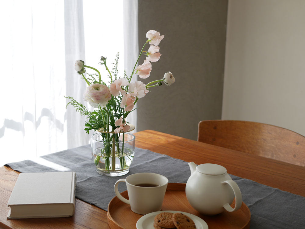 フリッツ・ハンセンのIKEBANA、ガラスと真鍮製の花器に美しく生けられた生け花アレンジメント