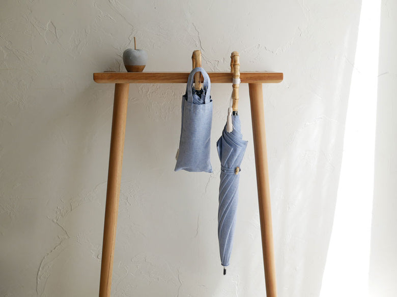 ビコーズのプレーンカラー長傘。ポリエステル生地とバンブーハンドルを使用した晴雨兼用の折りたたみ手開き傘。