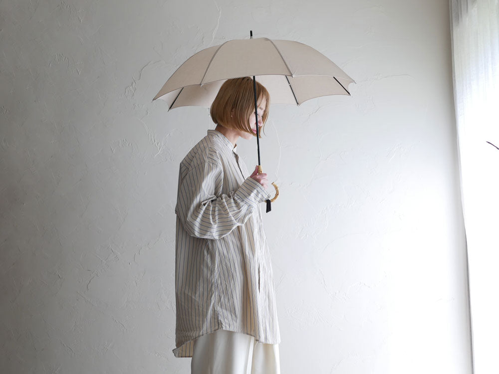 ビコーズのファッショナブルなプレーンカラー長傘、ポリエステル防水生地とバンブーハンドルを備え、携帯用スリーブ付き