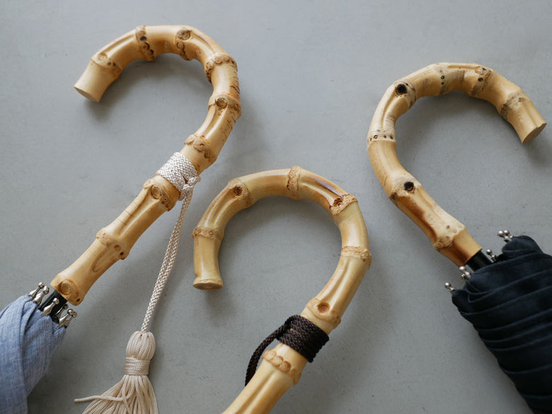 becauseビコーズのプレーンカラー長傘、ポリエステル生地使用の晴雨兼用傘