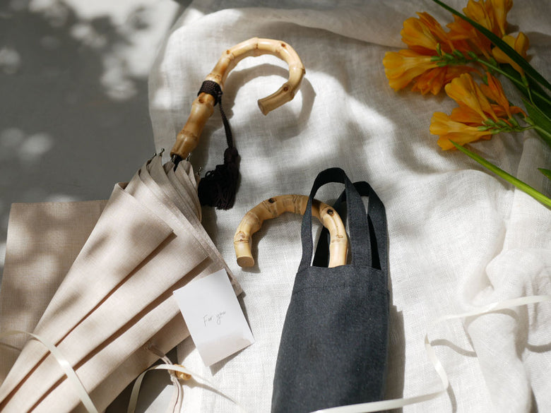 【because/ビコーズ】プレーンカラーの長傘と折りたたみ傘。防水加工されたポリエステル素材とバンブーハンドルを使用したシンプルで機能的なデザイン。