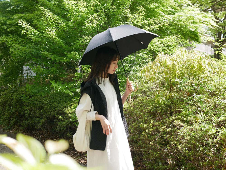 ビコーズのプレーンカラー長傘とスタイリッシュなハンドバッグが一緒に写っている画像