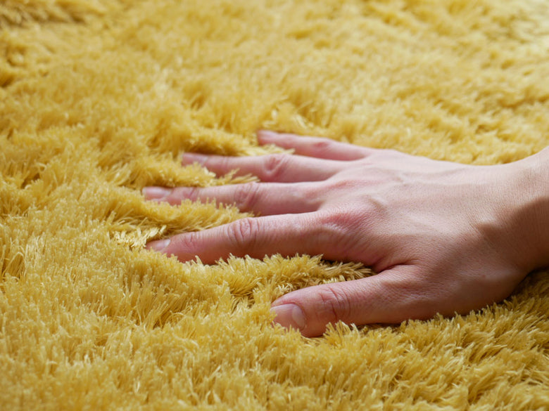 リビングルームのラミネート床に敷かれた黄色の130cm円形ラグ【HOPPL/ホップル】