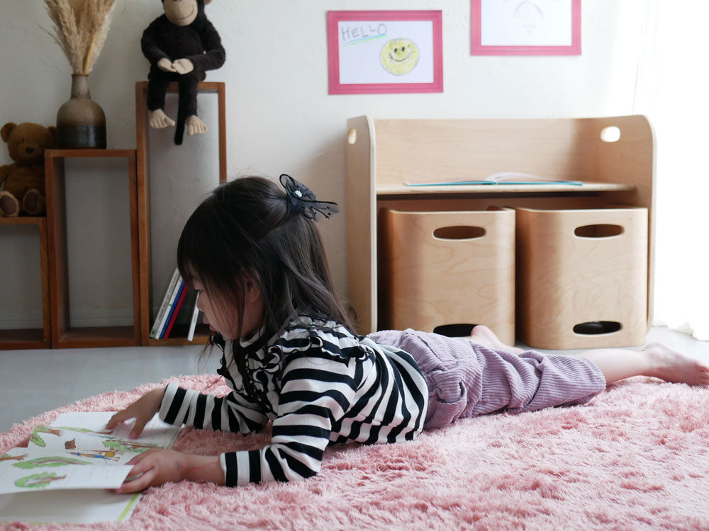 130cmの円形ポリエステル製ラグの上で子供たちが快適に遊んでいる様子