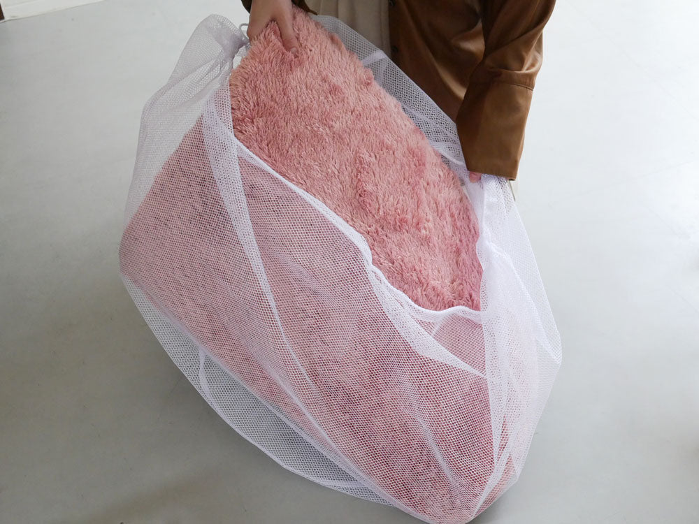 ホップルのピンク色円形ラグ130cm、透明感のあるメッシュデザインでポリエステルと洗えるウレタン素材を使用