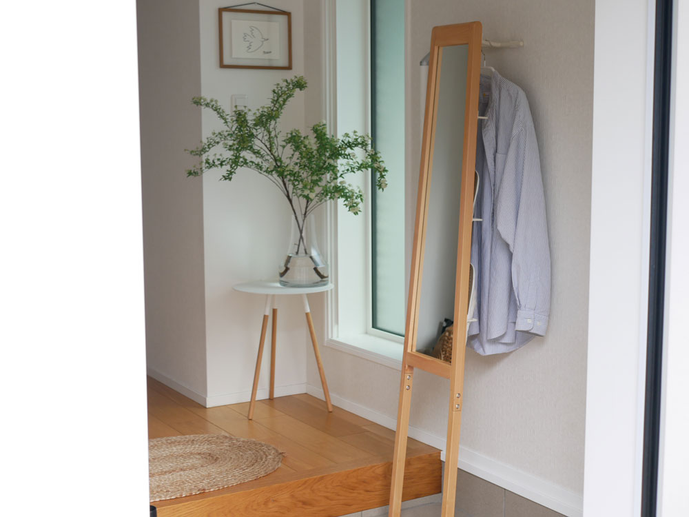 天然木フレームのマッシュ リヴ立て掛けミラーが堅木の床に設置された室内の様子