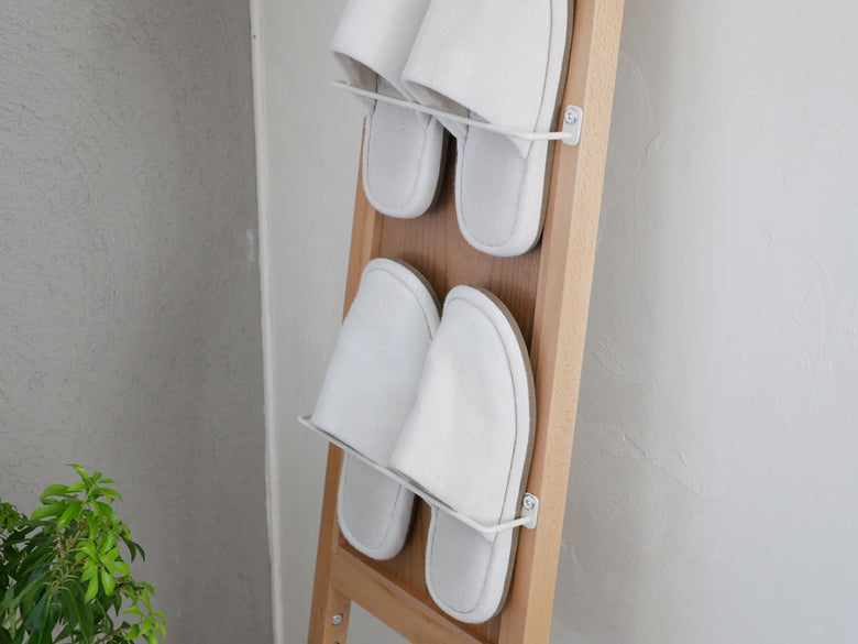 天然木製の棚にシューオーガナイザーが並ぶ家庭用収納スペース