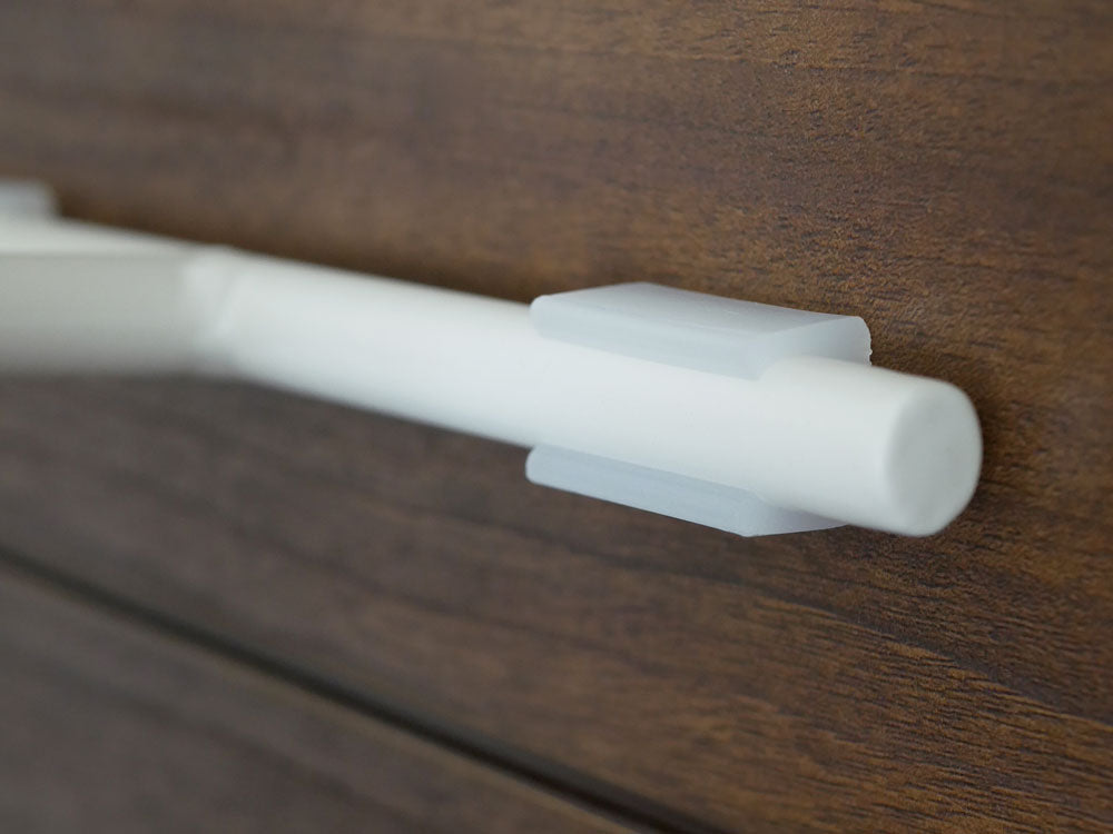 ビーチ材の木製フレームとスチールハンドルを備えた立て掛けミラー