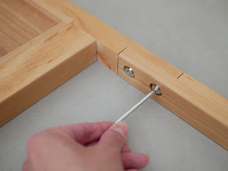 天然木のビーチ材とスチールを使用した【Mash/マッシュ】リヴ立て掛けミラーの詳細画像。木の塗装仕上げが美しく表現されています。