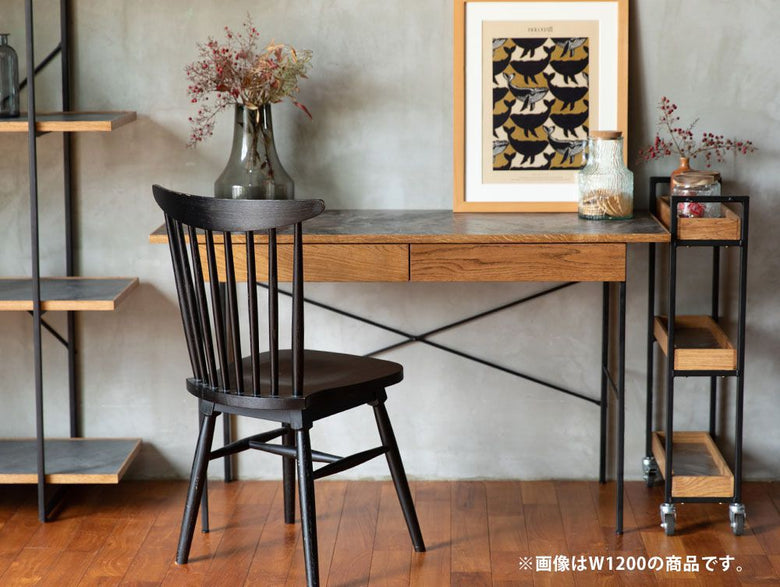 アデペシュ POL デスクと椅子が配置されたモダンな木製インテリアの室内