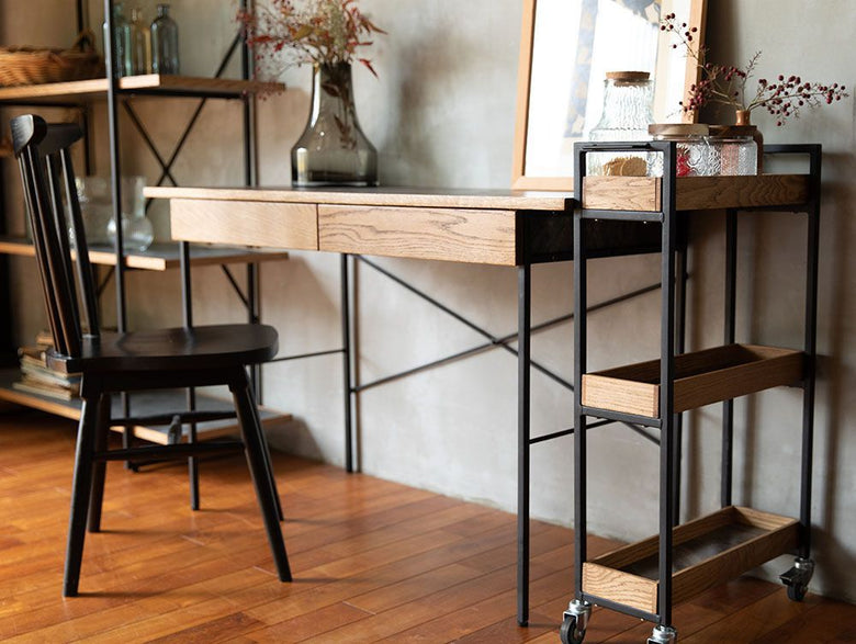 アデペシュ POLポル デスク - 木製のオフィスデスクが室内に配置されている画像