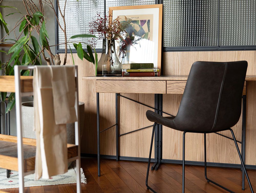 アデペシュPOLデスクとチェアが木製床に配置されたスタイリッシュな室内インテリア