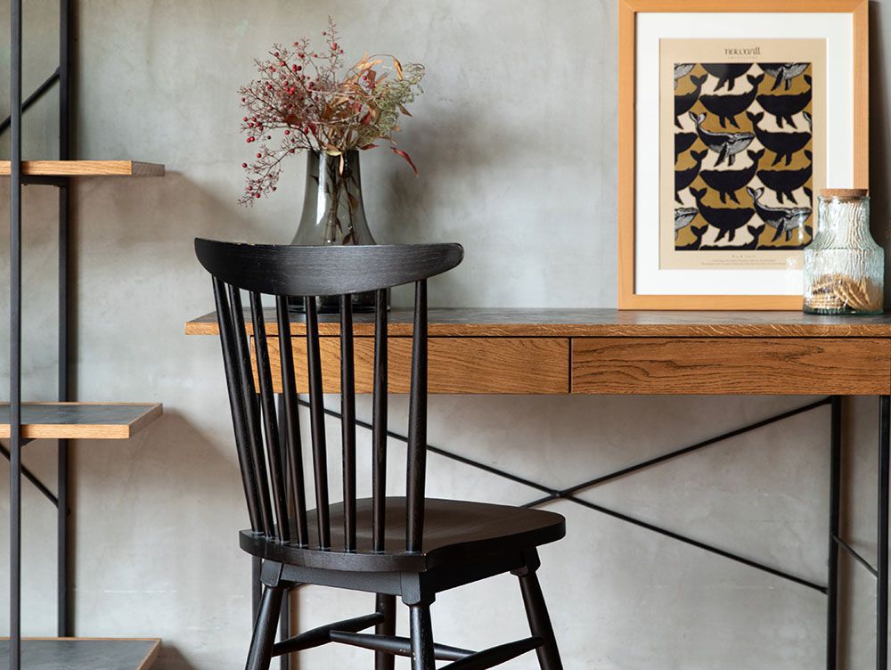 オーク無垢材とスチールフレームを使用したアデペシュPOLデスクと椅子が配置された、木製フローリングのスタイリッシュなインテリアオフィス