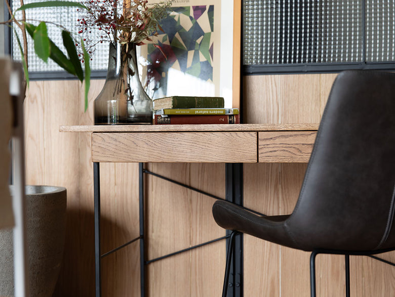 フローリングに木製のPOLポルデスクと棚が配置されたモダンな室内インテリア