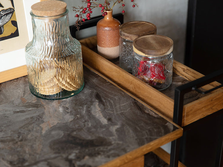 オーク無垢材とスチールフレームで作られたアデペシュPOLデスクの全景、木製の棚が特徴的